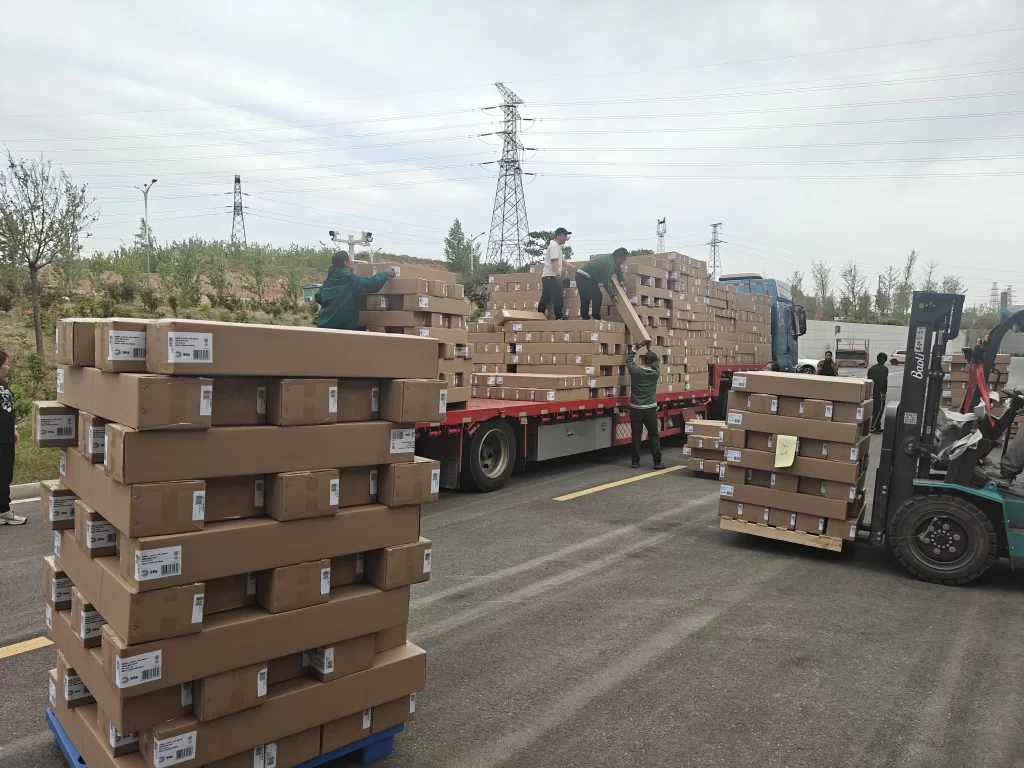 Photos of Jinbiao Lighting LED T5 tubes being loaded.
