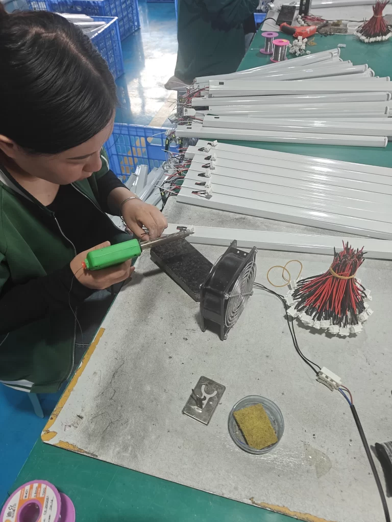The Jinbiao Lighting factory is currently manufacturing LED T5 tubes.